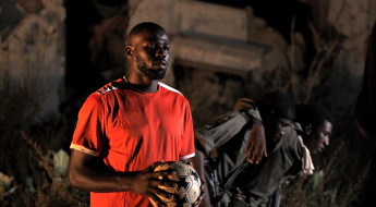 Le footballeur Kalidou Koulibaly fait équipe avec le CICR pour défendre le droit humanitaire en Afrique
