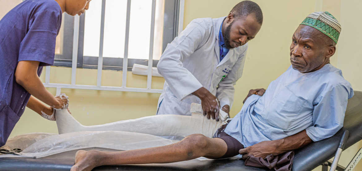 El primer bono de impacto humanitario lleva servicios de rehabilitación física a comunidades afectadas por conflictos