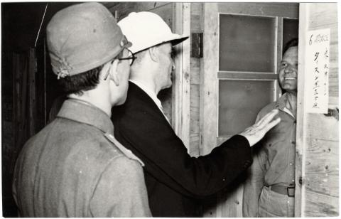 1939-1945 war. Shanghai. Moonsung prisoner of war camp. Delegate talking to an American prisoner.