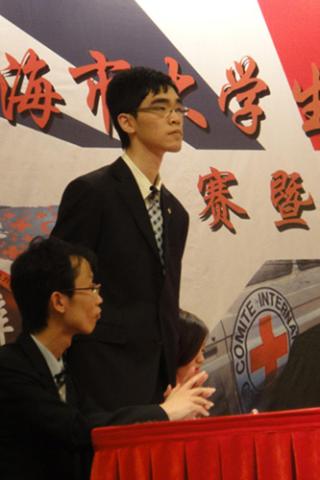 同济大学队三辩，国际经济贸易本科六年级学生杨皓。