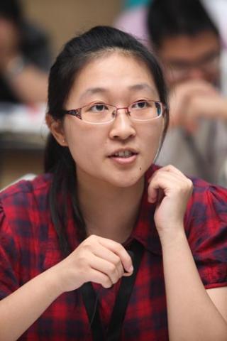 来自清华大学法学院的三年级的女孩刘雨晴是整个研讨班里唯一一名本科生。 大学毕业后,她打算前往荷兰莱顿大学继续攻读国际公法。