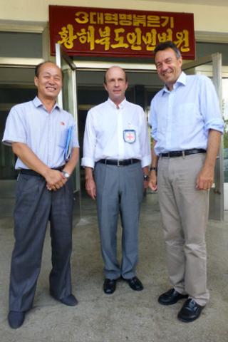 红十字国际委员会主席彼得•毛雷尔在参观沙里院（Sariwon）医院时，与黄海南道（South Hwanghae）省级医院院长和红十字国际委员会朝鲜任务团团长让-吕克•诺韦拉（Jean-Luc Noverraz）合影。