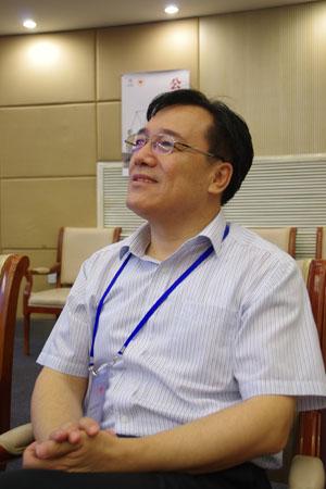 新疆维吾尔自治区红十字会常务副会长马龙
