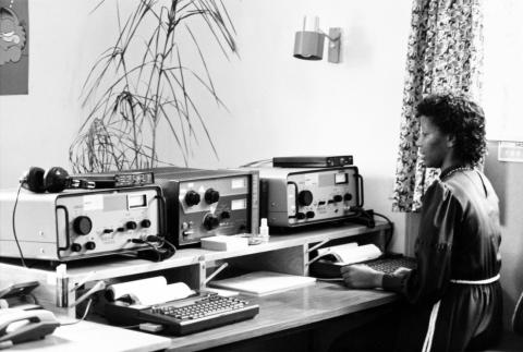 First introduced around 1995, in Nairobi for the conflict in Rwanda, this device allowed delegates to have "secret" conversations with their correspondents through what's called the amateur radio mode (AMTOR).