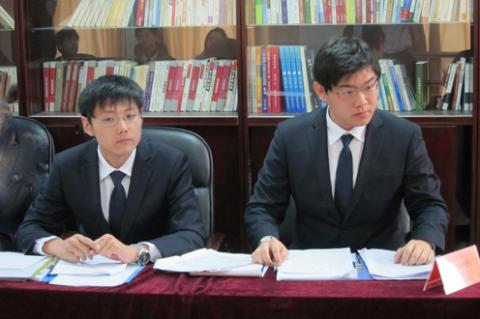 华东政法大学的丁戊（右一）和队友林世典作为辩方迎战北京师范大学队。