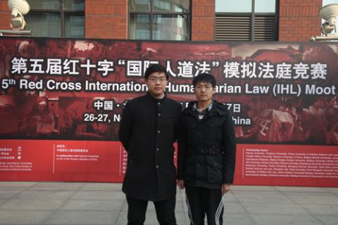 赛后，华东政法大学的老师和同学在场外合影留念。