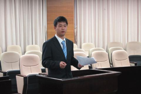 希望通过模拟法庭竞赛积累实战经验的韩璐作为辩方在法官面前发言。