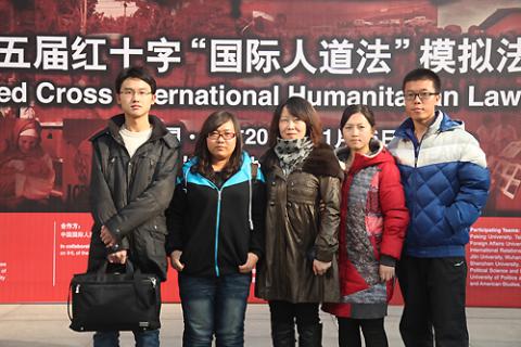 赛后，内蒙古大学代表队的队员和教练范晶晶老师一同合影留念。