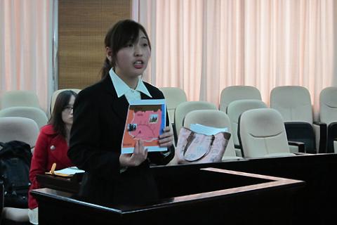吉林大学队员之一的张笑阳正拿着自制的图例在法官面前解说。