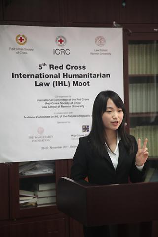 吉林大学的何金泽作为控方在四分之一决赛中迎战中国政法大学队。