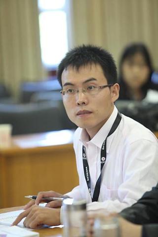 来自广州市疾病预防控制中心的景钦隆是一名基层的公共卫生工作人员，主要面向人群开展传染病和突发公共卫生事件监测与控制工作。
