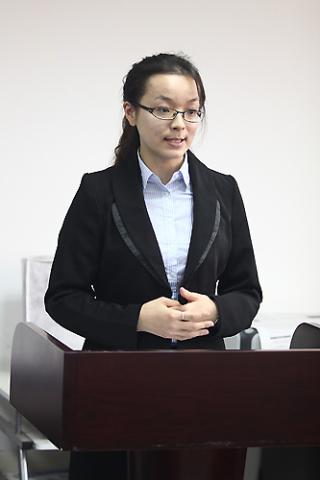 李木子在法官面前的发言清晰流畅,充满自信。比赛结束后,她说:“这次我能非常幸运地夺得最佳辩手,主要归功于西蒙教授对我的训练。这次比赛,从口头训练到最后去北京,一路跟着西蒙教授,我学到了很多东西。”