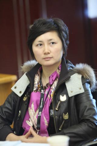 刘亚华是武警总医院的一名急诊科医生,主要负责内科急危重症的抢救。 2004年被挑选加入中国国际救援队。 