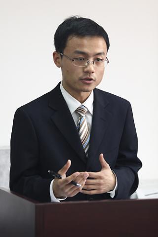 作为控方迎战内蒙古大学队的姜哲在法官面前进行陈述。他的发言条理清晰、铿锵有力,给法官留下了深刻的印象。