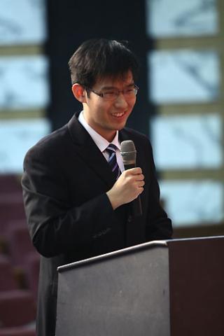 决赛场上，南开大学队的冀鹏应对法官提出的各种“刁钻”问题。