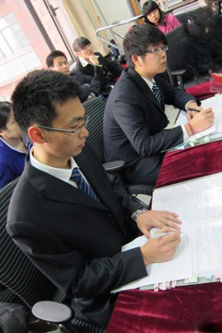 对于西北政法大学的在读博士生洪家磊(左一)来说,参加模拟法庭竞赛为他提供了一个结交新朋友的机会。