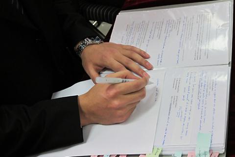 密密麻麻的笔记不仅记录着同学们从各处收集到的国际人道法知识，更见证了整个赛程中同学们所付出的努力与汗水。