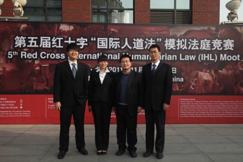 西北政法大学的教练潘俊武已经不是第一次带队参加国际人道法模拟法庭竞赛了。