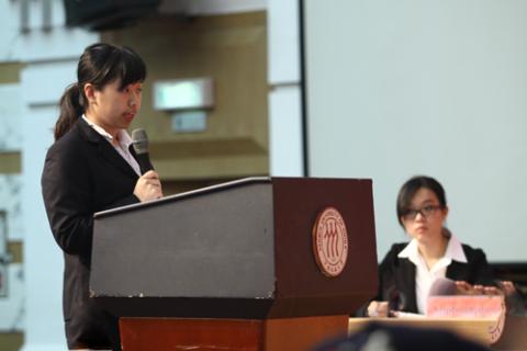 将来希望到非政府组织工作的林雯代替匆匆赶往荷兰参加另一场模拟法庭竞赛的周瑾迎战中国政法大学队。
