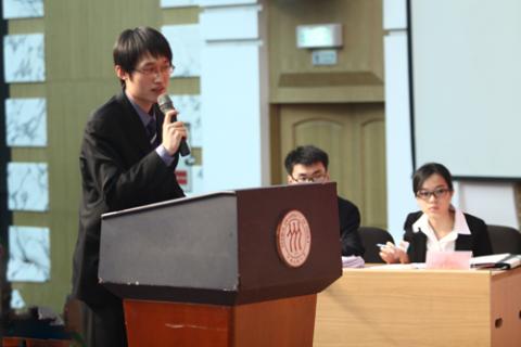 遇强则强的北京大学队成功晋级半决赛。在争夺第三名的比赛上，姜斌代表北京大学队上场发言。