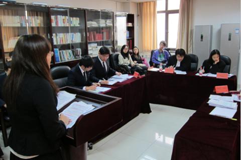北京师范大学的汪洋作为控方首先发言，她们的对手是来自华东政法大学的男生们。