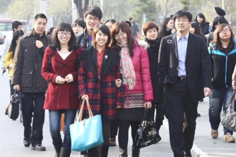 虽然今年北京师范大学队未能进入前八强,但汪洋表示“能够用英文参加比赛,本身就是一个很大的挑战;能够镇定地用非母语应对法官困难甚至有些刁钻的问题,更是一个很大的飞跃。 ”