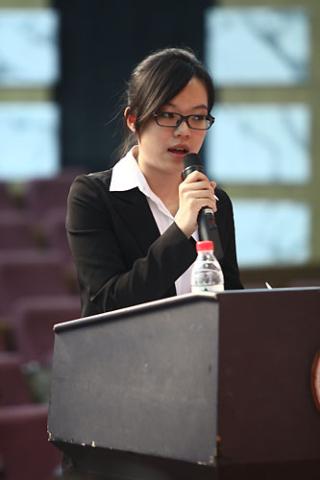 来自政法大学的李思佳在决赛时发言。 她非常喜欢国际人道法,希望将来可以有机会从事这方面的工作。
