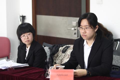 比赛开始，山东大学队的同学们认真听取对方辩手发言。