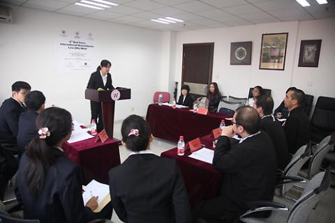 来自山东大学的刘瓅黎作为控方在法官面前发言。虽然赛后她坦言准备时间并不充裕，但她和队友邵慧杰临危不乱的稳定发挥将她们送进了前八强。