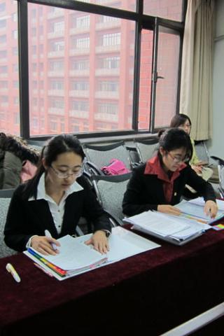 在第一天的预赛中，作为控方的清华大学队即将迎战上海师范大学队。