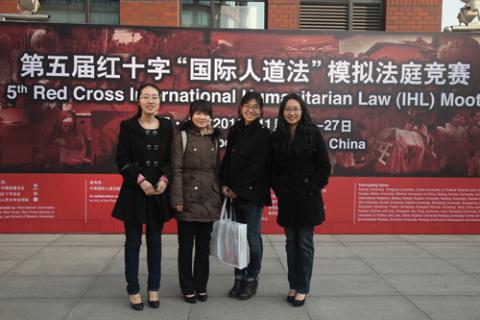 比赛结束后，清华大学代表队在场外合影留念。