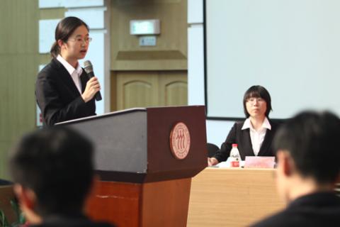 来自厦门大学的薛盈在决赛中回答法官的问题。