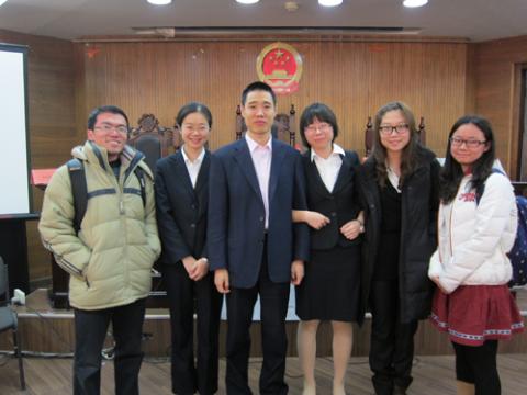 四分之一决赛后,厦门大学的队员和教练龚宇合影留念。
