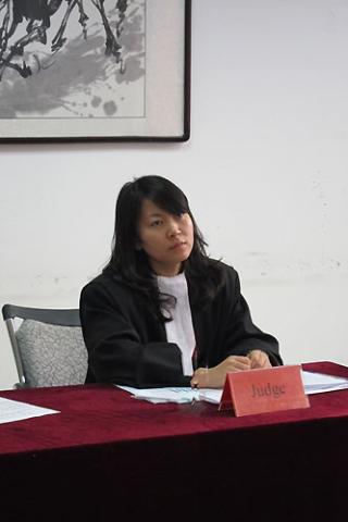 比赛中，郑园法官向参赛选手提问。为了参加本届国际人道法模拟法庭竞赛， 她特地从荷兰赶来。