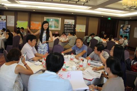 8月12日，学员们在就"梅莱村事件"中谁应负责展开小组讨论。