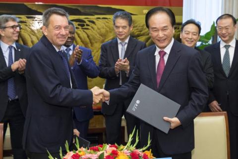 Peter Maurer signed MoU with Xinhua.