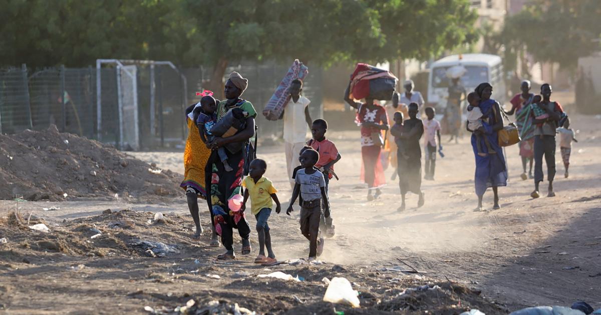 sudan_people_flee_their_neighborhoods_20