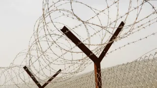 سور من الأسلاك الشائكة في الضفة الغربية