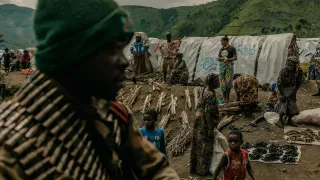 Unidades del ejército congoleño pasan por delante de campamentos de desplazados. 08 de abril, Sake, provincia de Kivu Norte, República Democrática del Congo. Sake era un objetivo clave de una ofensiva del M23 que pretendía aislar la ciudad de Goma. 