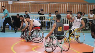 Des joueurs de basket-ball en fauteuil roulant de Mazar et d'Herat en compétition au tournoi national afghan de basket-ball en fauteuil roulant, à Herat.