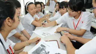 在投入“一线”活动之前，学生们先在他们熟悉的场地——教室中开始一天的活动，在那里他们认真听取人道法讲座并进行分组讨论，探讨有关人道法的各种问题。