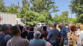 ICRC distribution of food parcels and hygiene kits in Yenakiieve, Donetsk. ICRC