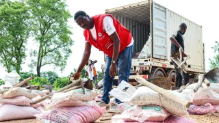 le CICR, en coopération avec la Croix-Rouge de Côte d’Ivoire (CRCI), a distribué des biens essentiels de ménages à 3’465 personnes à Govitan et Kologobo, dans la région du Bounkani, au nord du pays.