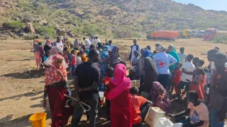 People in Port Sudan with ICRC staff