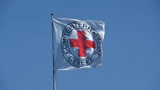 Bandera del CICR ondea frente a un cielo azul