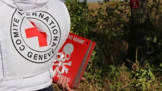 Near Berezovoye check point. An ICRC delegate is installing « Danger Mines » signs