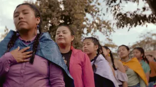 Una fila de jóvenes mujeres trenzadas.