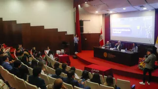 Auditorio con estudiantes.