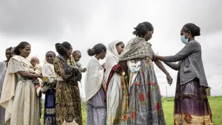 Tigray. An ICRC staff screens conflict affected children and woman for malnutrition. 
