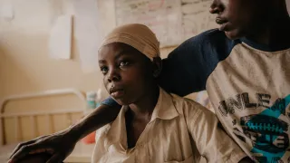 Grace, un niño de 10 años que recibió un disparo en la cabeza (de manos del grupo de rebeldes M23), está al cuidado de su hermano James después de su cirugía. Desde que resultó herido, Grace no ha vuelto a hablar. 